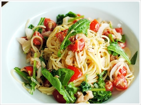 ツナとアンチョビ、トマト、ルッコラの冷製パスタ